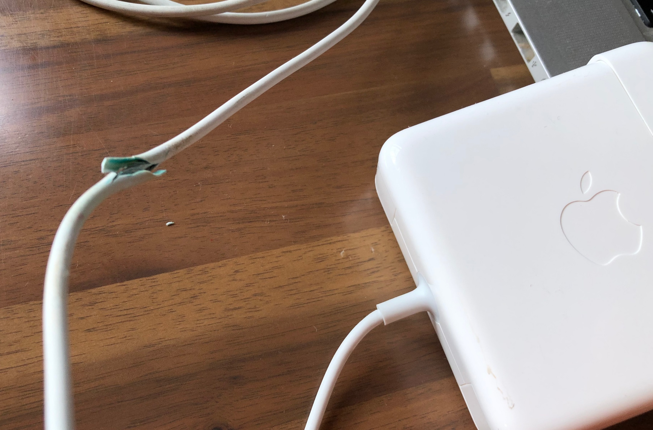 MacBook Proの電源アダプタ（MagSafe2）を交換した話 - ゆるゆる投資 